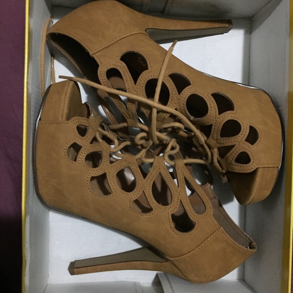 Tan heels - Picture 3 of 5